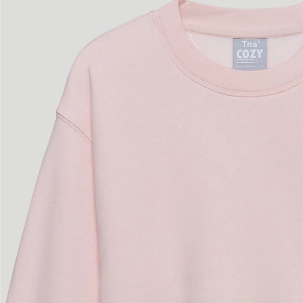 Aritzia TNA Cozy Fleece Cropped Crewneck in Pink 💝🌷🌸